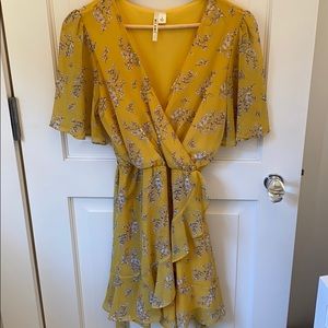 Francesca‘s yellow floral mini dress